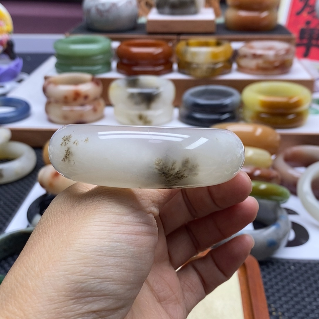 石英质玉手镯未镶嵌雨***?