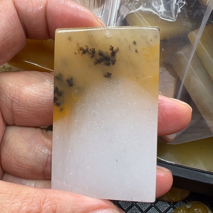 石英质玉（黄龙玉）颈饰未镶嵌