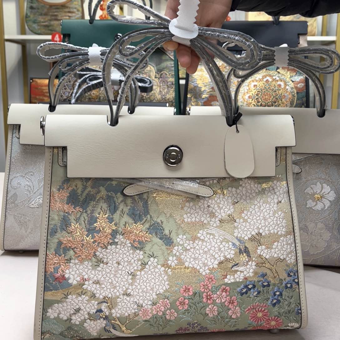 织绣火**心新年快乐！蛇年大吉！