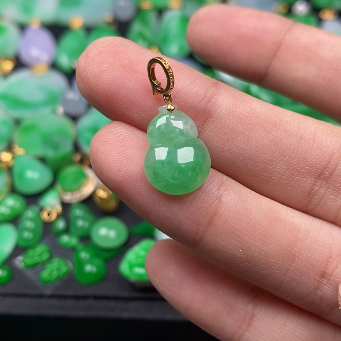 仕***）翡翠18K金镶嵌颈饰翡翠