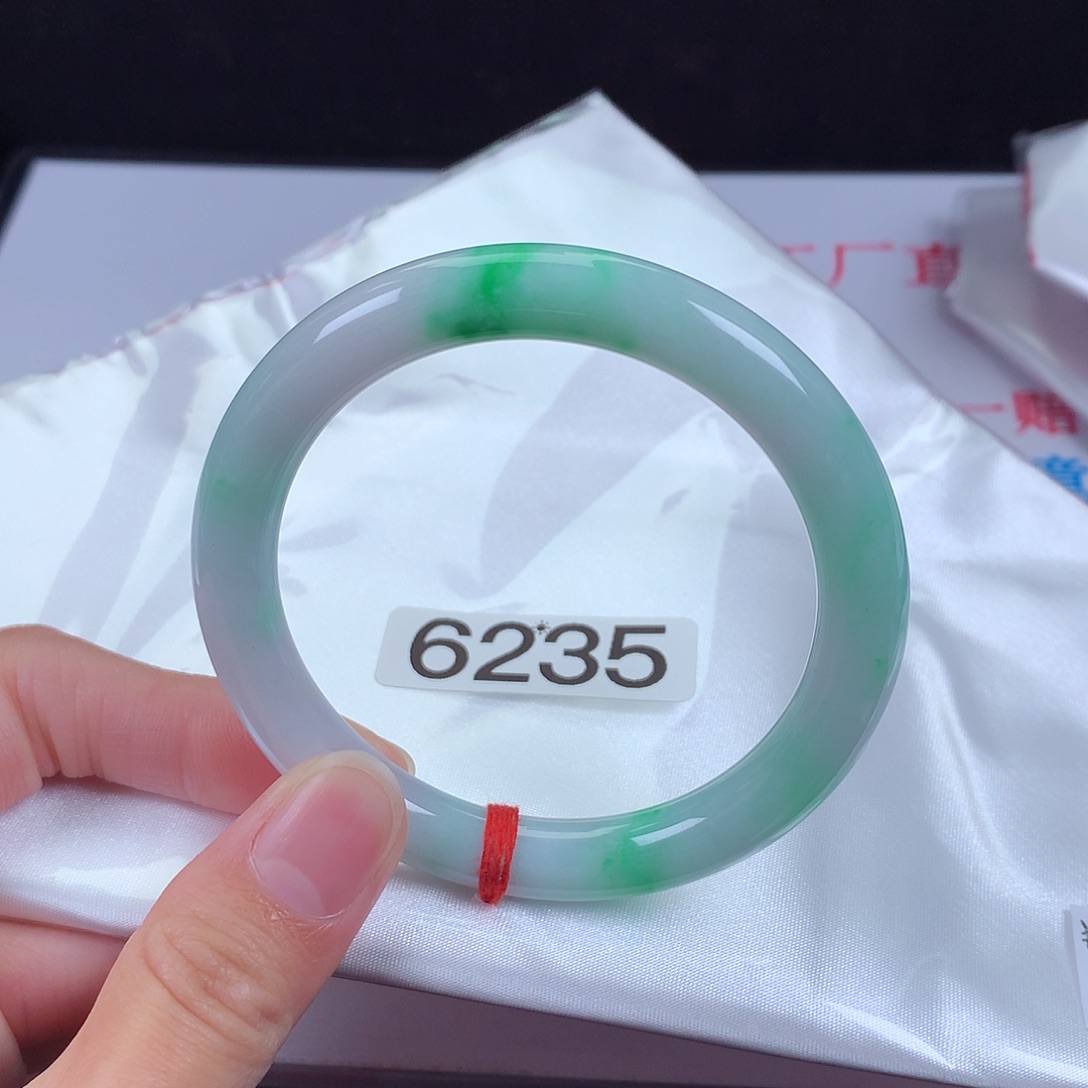 翡翠手镯未镶嵌55圈口 