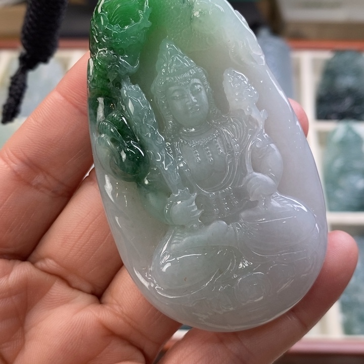 翡翠颈饰未镶嵌小***波翡翠