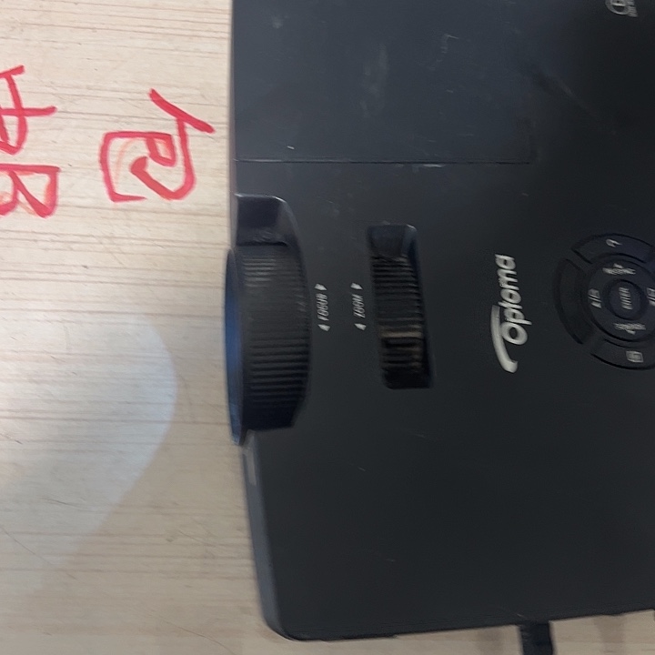 8新投影仪一台 包邮