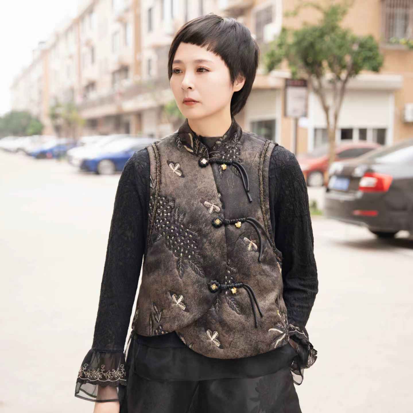 小董服饰2025085新款时尚百搭气质款夹棉新中式刺绣潮流棉马甲