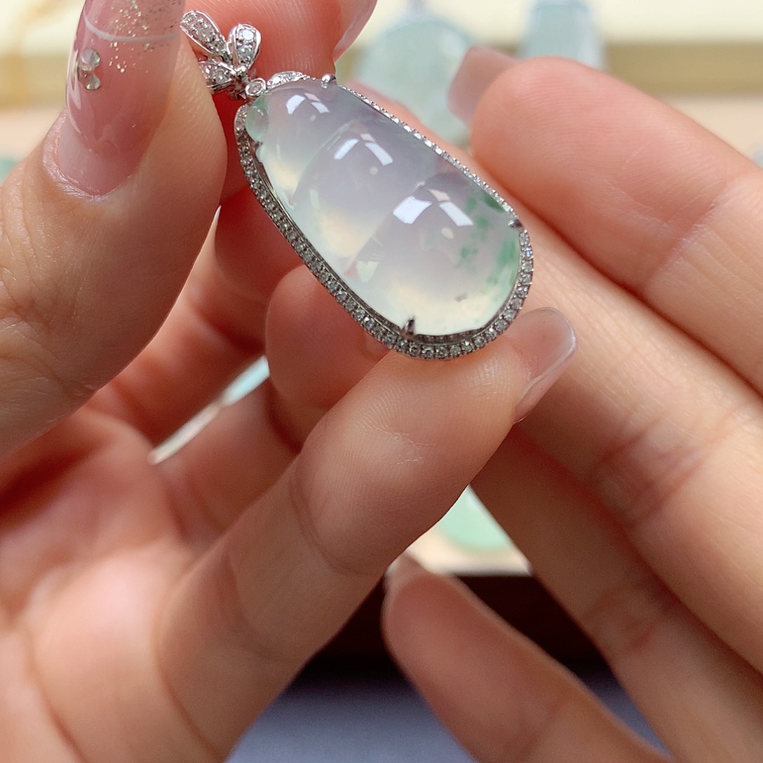 翡翠颈饰18K金镶嵌H**?翡翠