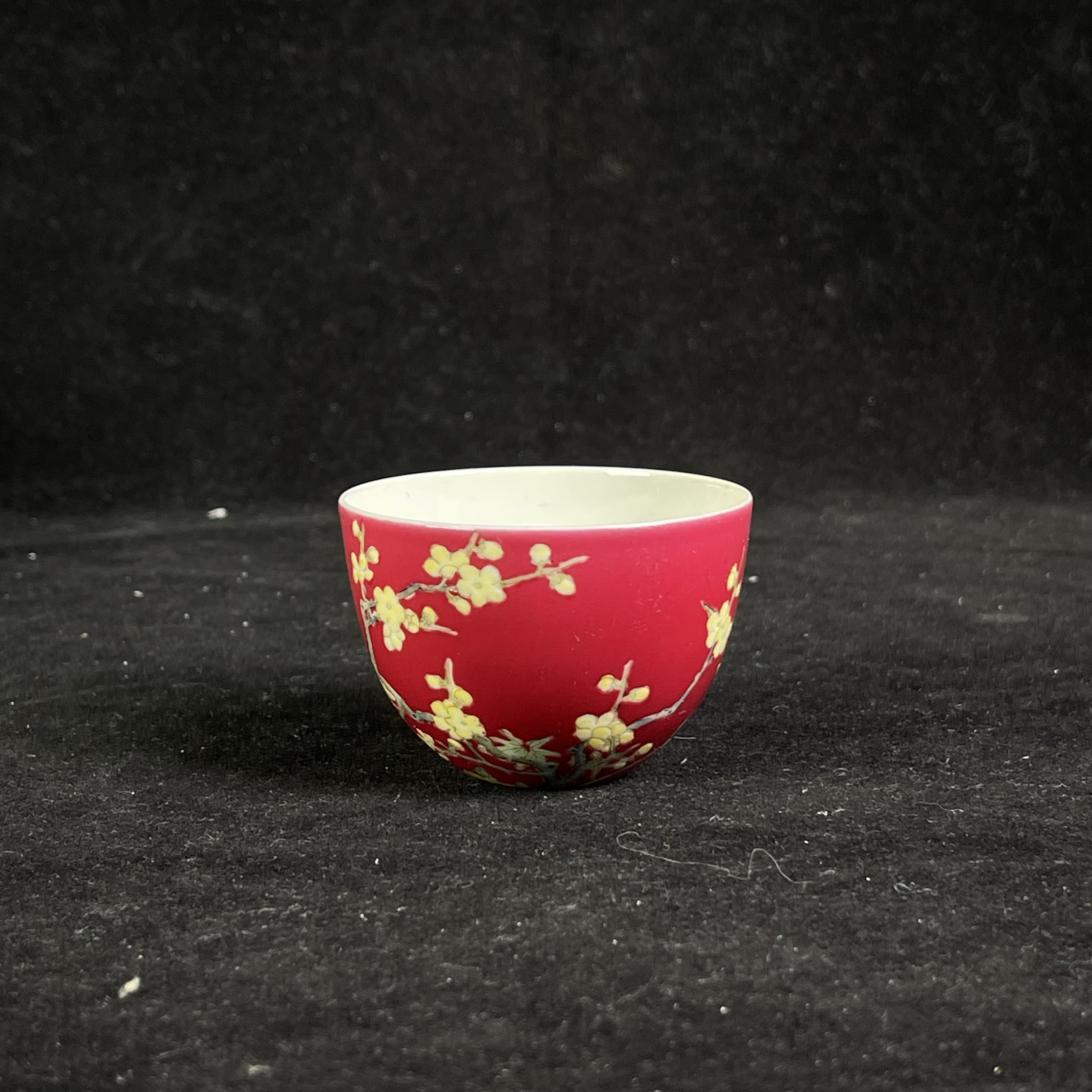 Y胭脂红地粉彩梅花纹缸杯