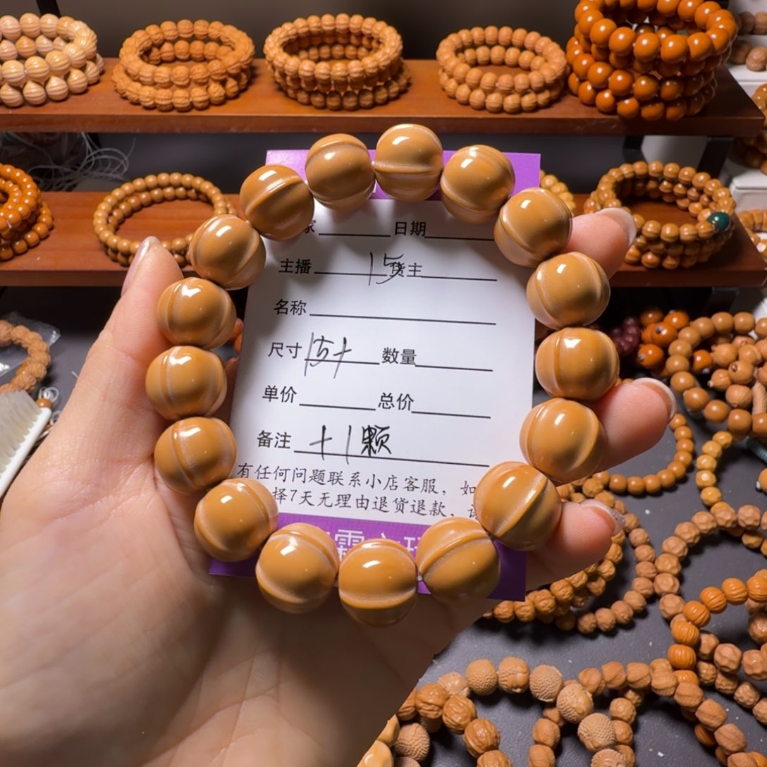 弓***张猴头核桃吊坠鲨鱼