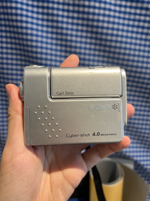 9新 Sony/索尼 索尼f77a 功能正常 成色一般 可以自拍！