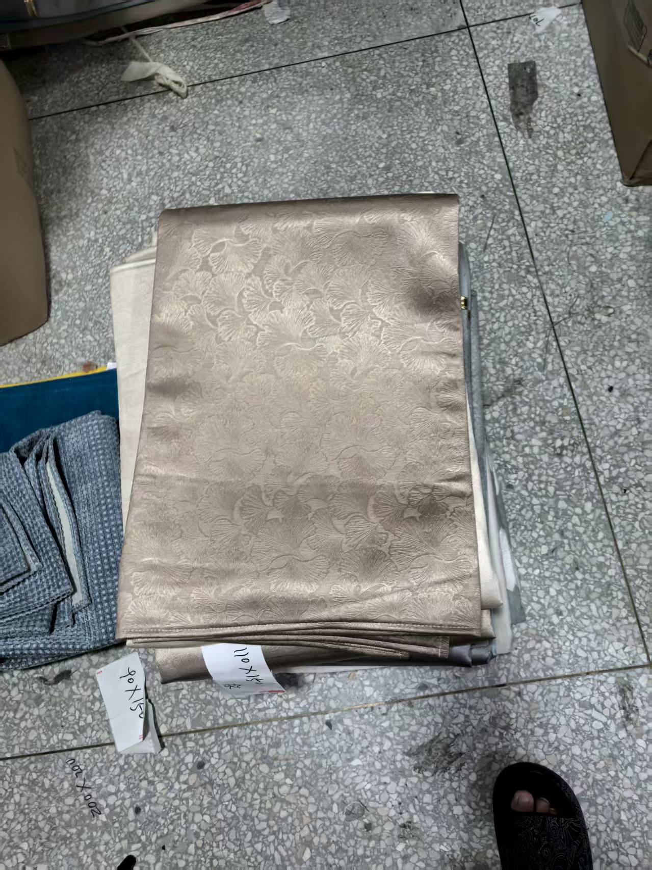 《厚广家》3楼110×150杂款防滑沙发垫 发1张 不挑色不挑款
