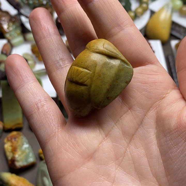 岫岩河磨玉（透闪石质玉）挂坠，手把未镶嵌白*鱼