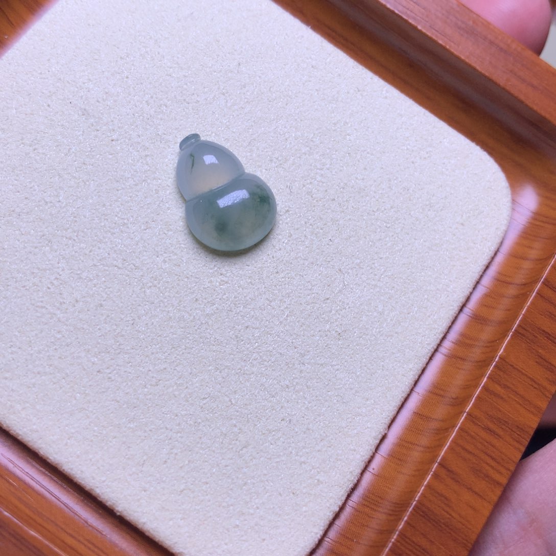 翡翠未镶嵌颈饰冰飘花葫芦