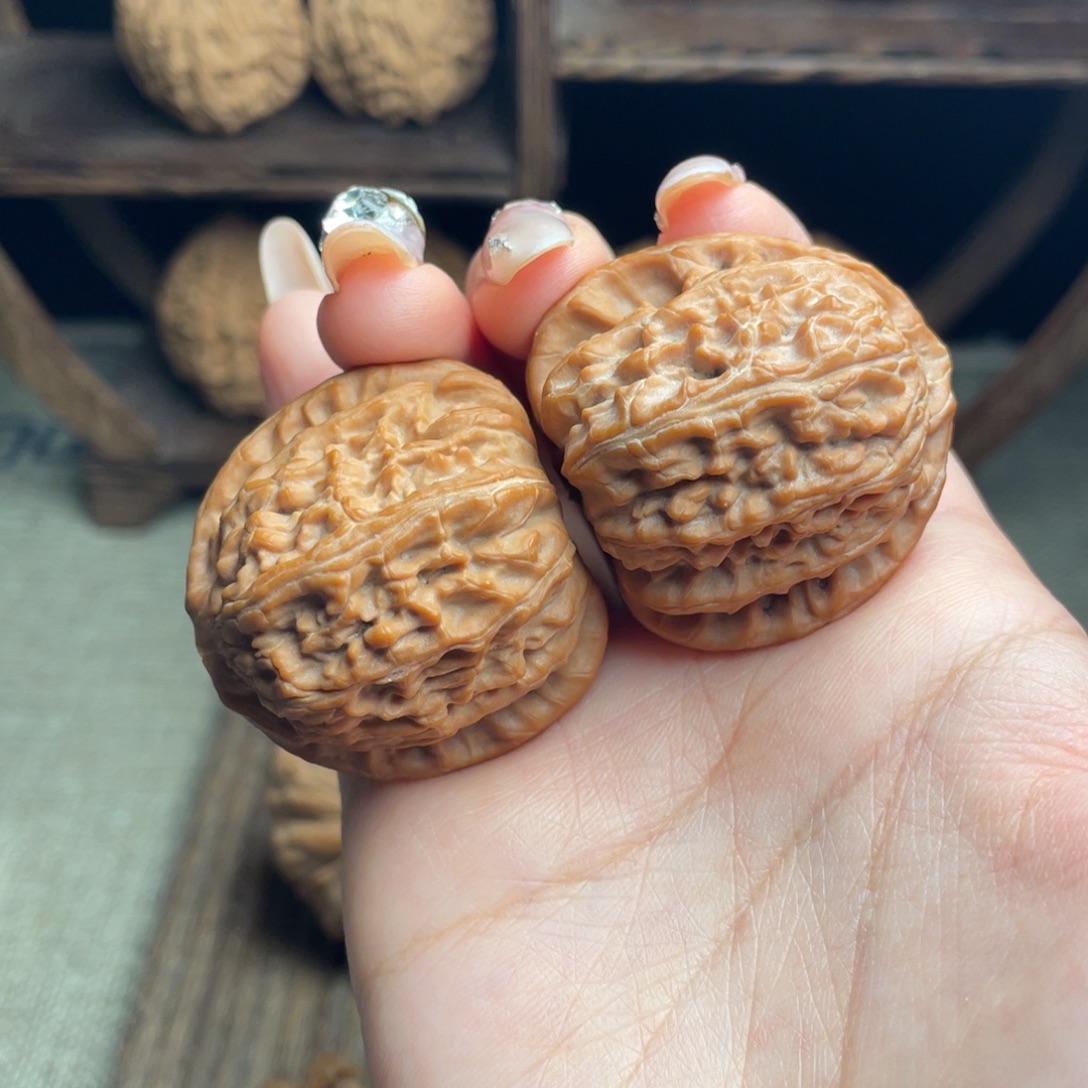 文玩核桃吊坠白狮子38 全品白茬精配毕业红皮