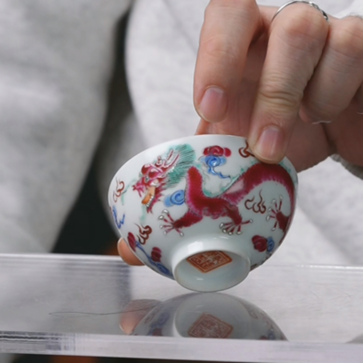 D胭脂红釉龙戏珠纹茶圆