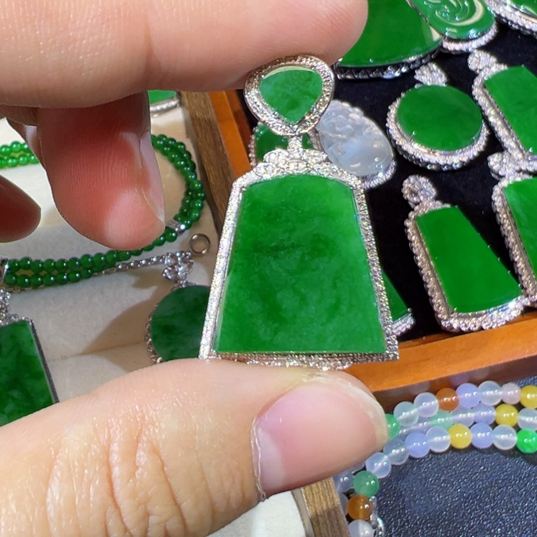 翡翠18K金镶嵌颈饰