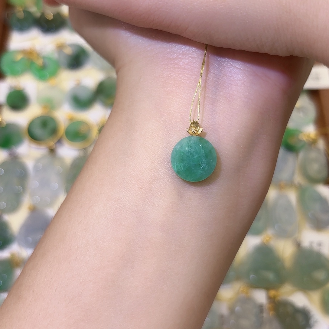 颈饰18K金镶嵌翡翠无事牌