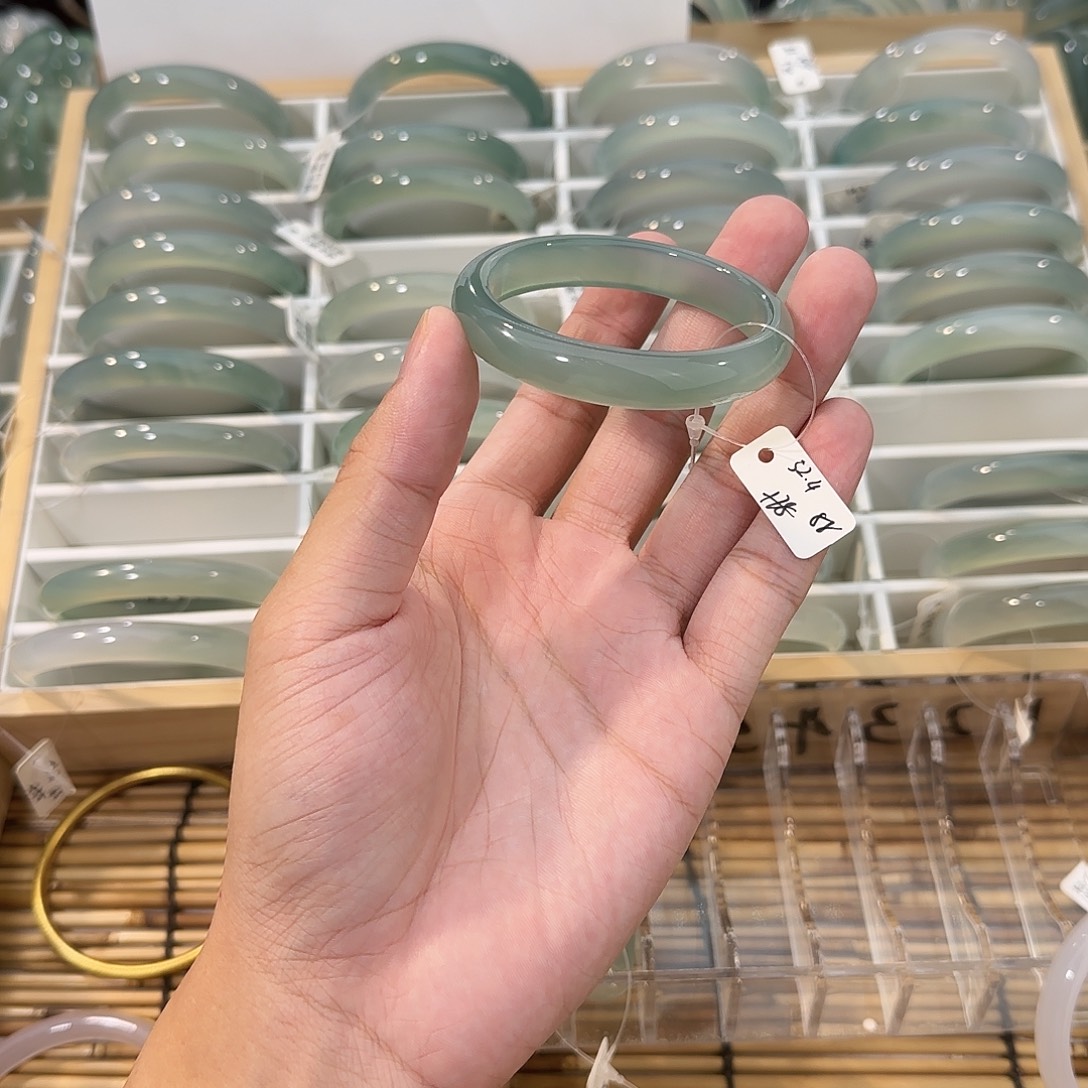 玛瑙/玉髓未镶嵌手镯圈口52.4