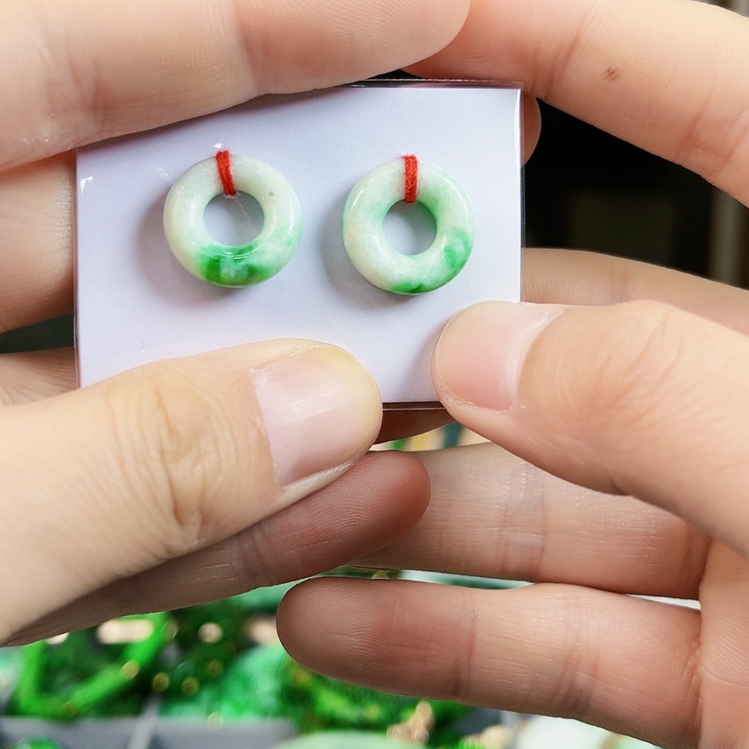 翡翠颈饰未镶嵌耳饰多样性