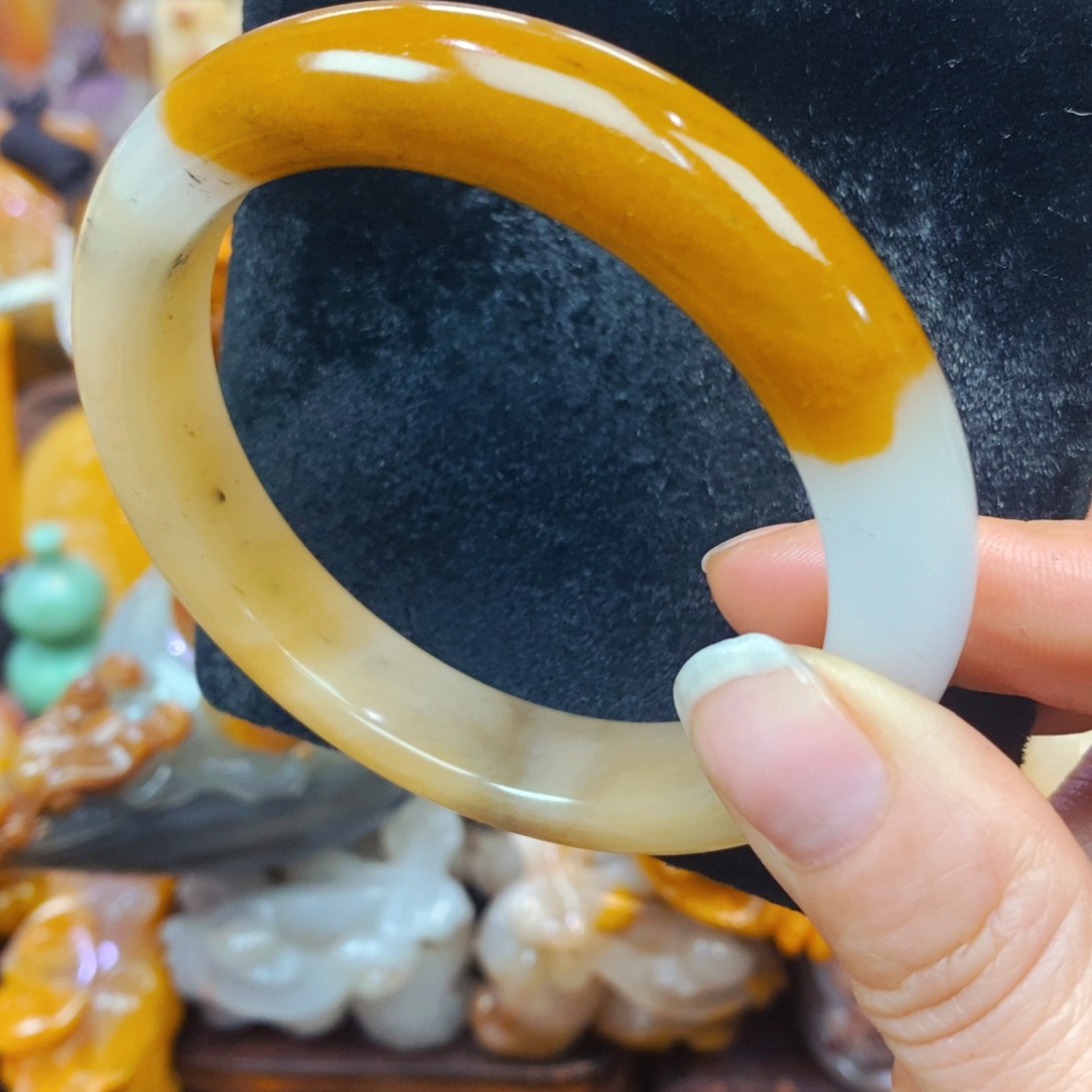 未镶嵌石英质玉（黄龙玉）颈饰