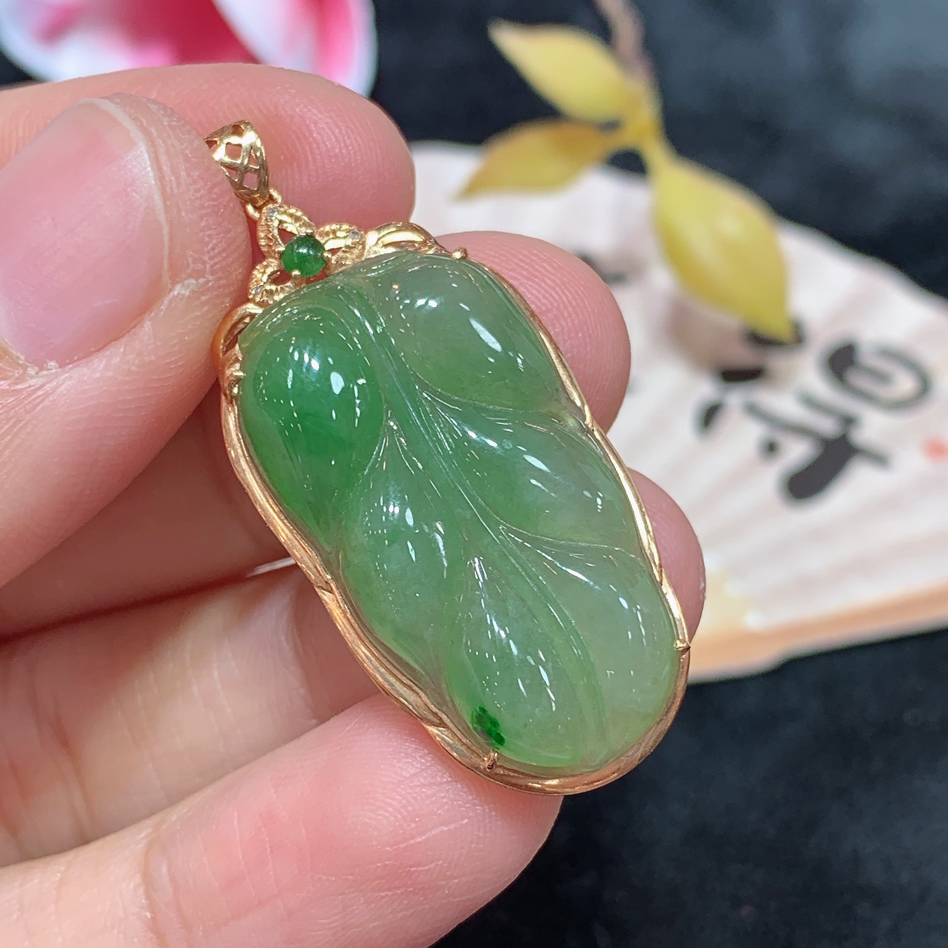 18k金天然A货翡翠飘绿树叶吊坠经典轻奢时尚