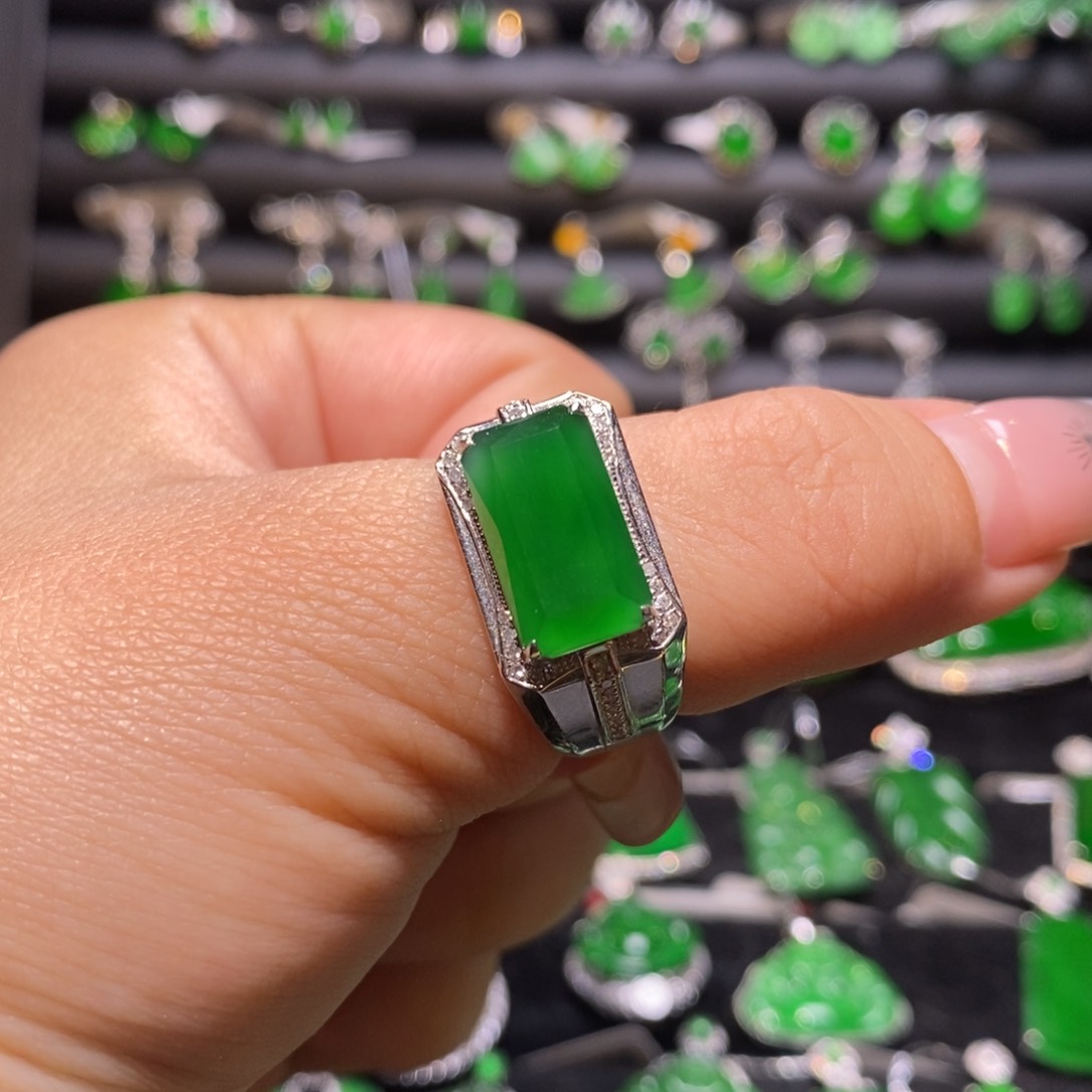 翡翠戒指18K金镶嵌天然翡翠