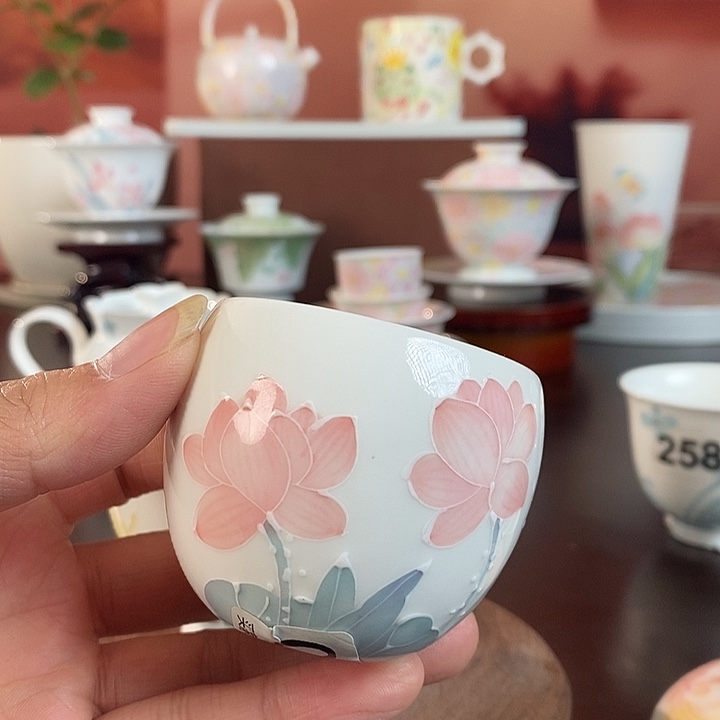 锦鲤荷韵釉下品茗杯