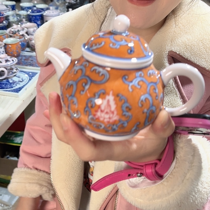瓷片景德镇陶瓷茶壶。红