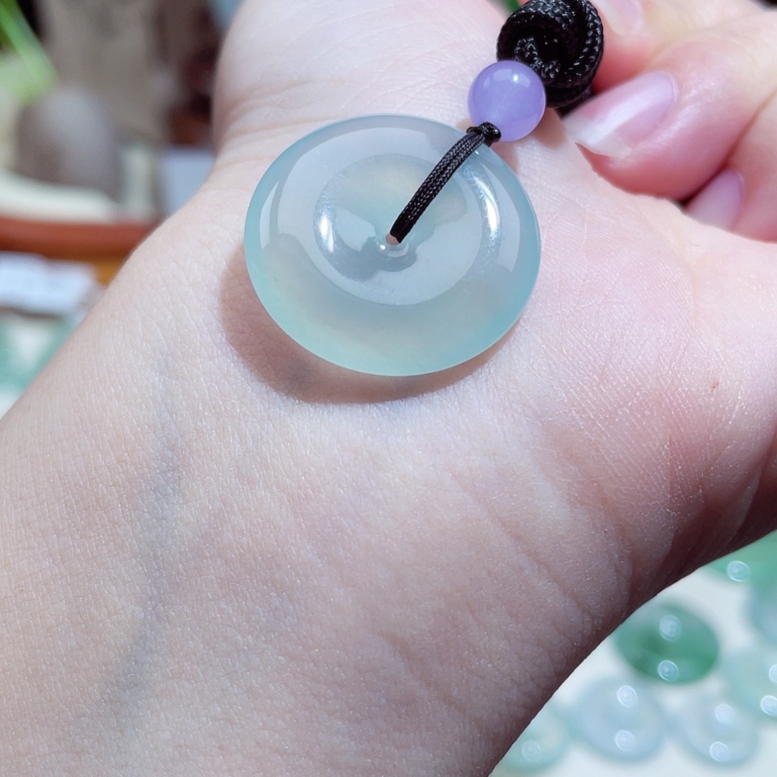 翡翠颈饰未镶嵌平安扣