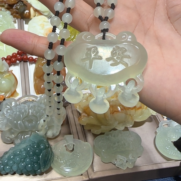 蛇纹石玉吊坠合金