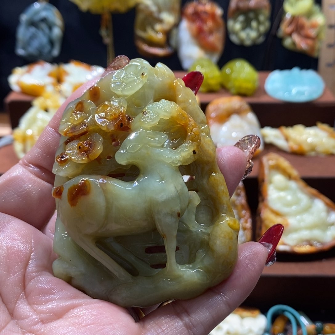 蛇纹石玉颈饰未镶嵌红****）