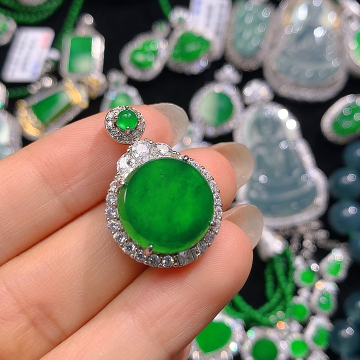 翡翠颈饰未镶嵌翡翠