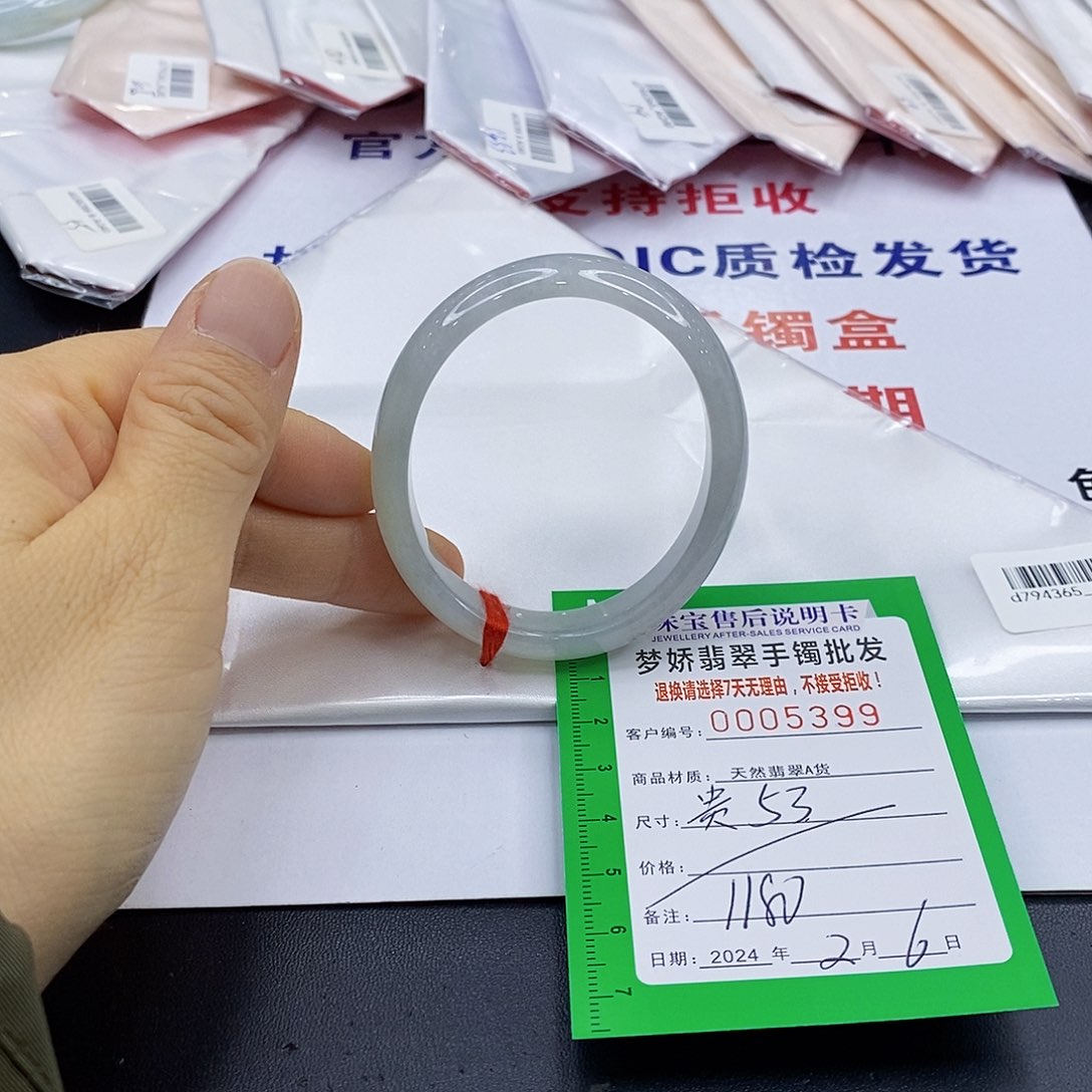 翡翠手镯未镶嵌翡翠手镯