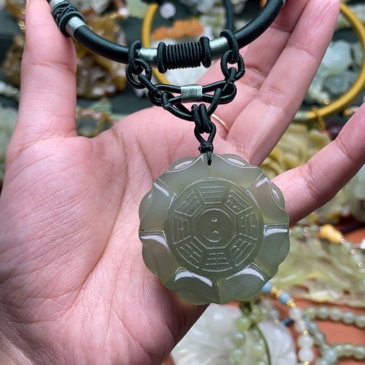 蛇纹石玉吊坠合金