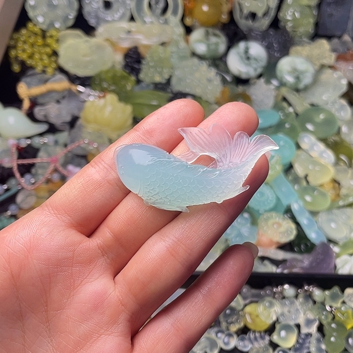 蛇纹石玉合金颈饰天青冻锦鲤