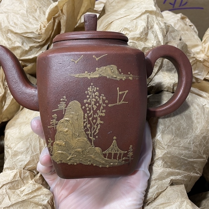 紫砂茶壶矿泥料，手工制作的一把紫砂壶。