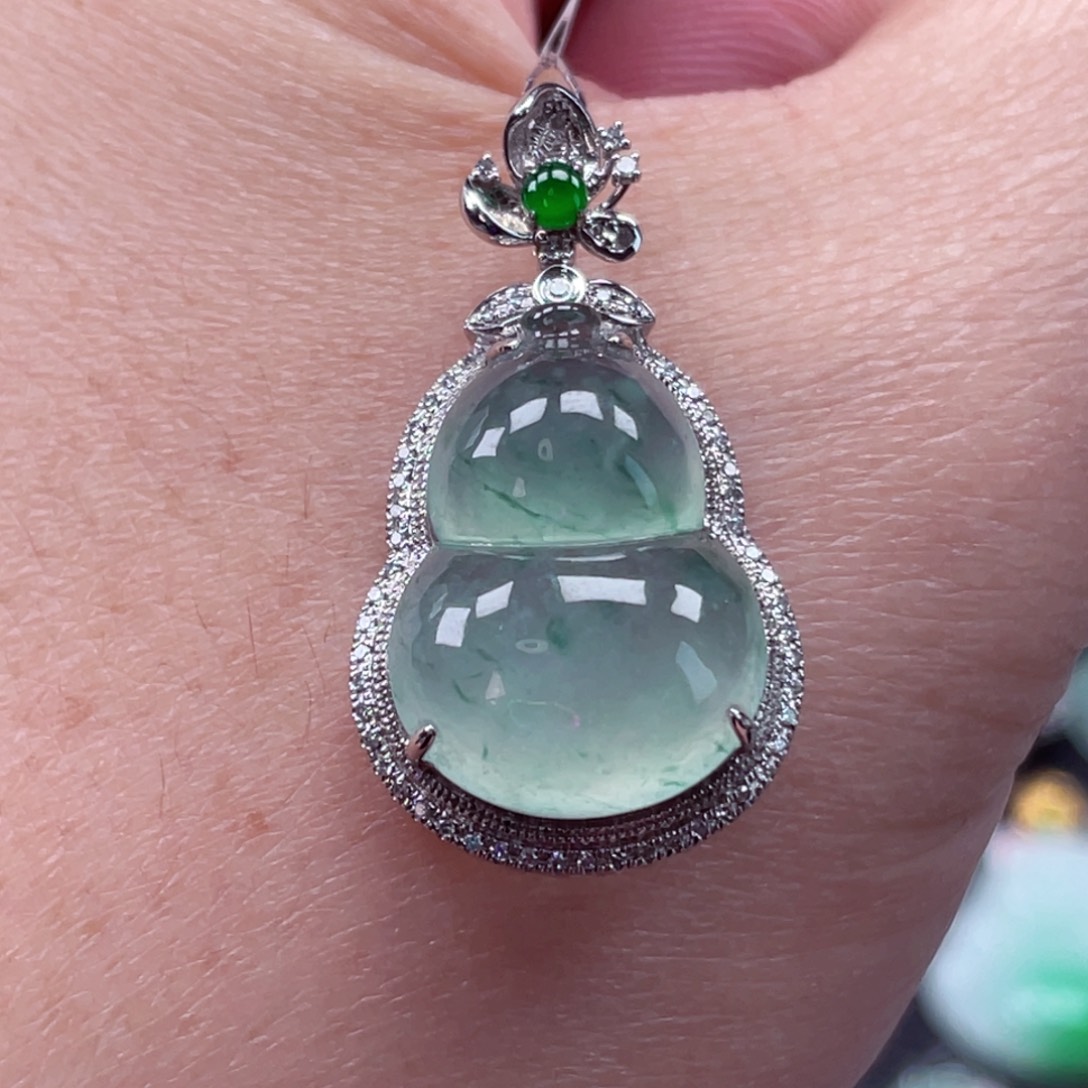 颈饰18K金镶嵌翡翠葫芦