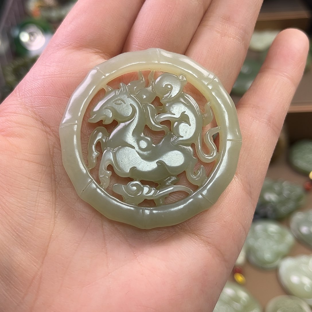 和田玉未镶嵌手镯天**