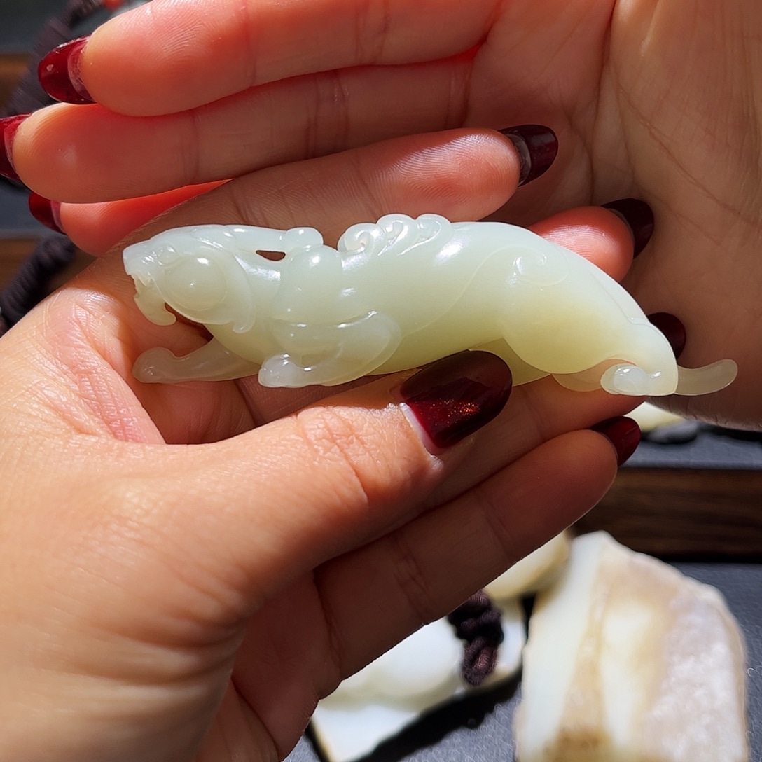 和田玉未镶嵌颈饰且末青白瑞兽手把