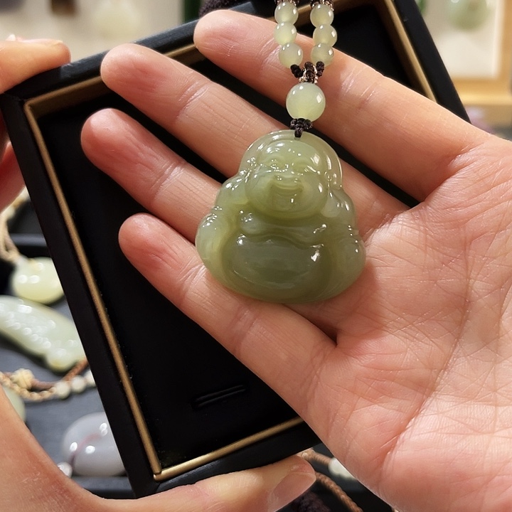 吴***晨和田玉未镶嵌颈饰