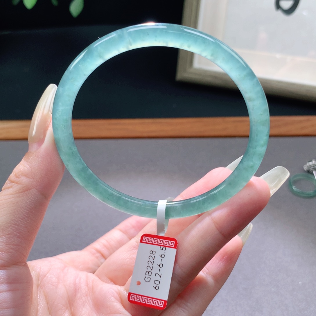 翡翠手镯未镶嵌阿*天然翡翠手镯