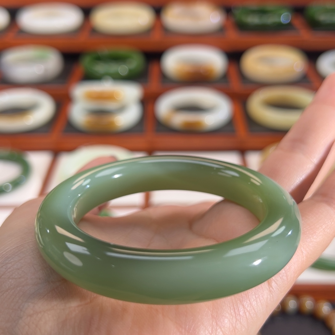 和田玉（碧玉）未镶嵌手镯荧光绿猫