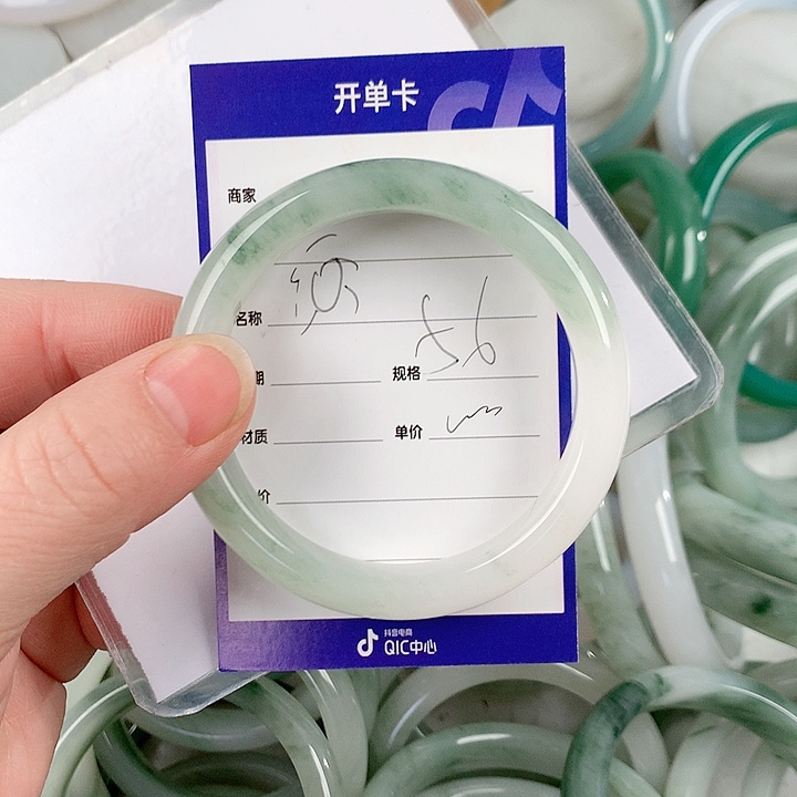 石英质玉手镯未镶嵌?