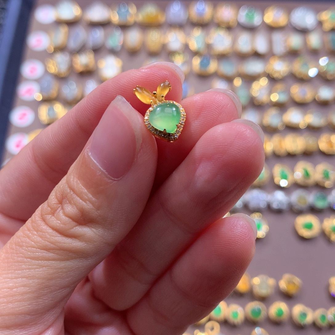 格***开翡翠18K金镶嵌颈饰翡翠