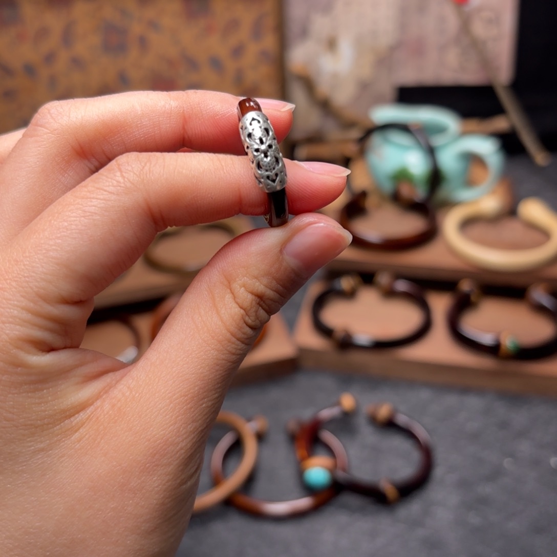 红***红木质非金属鸡血藤戒指