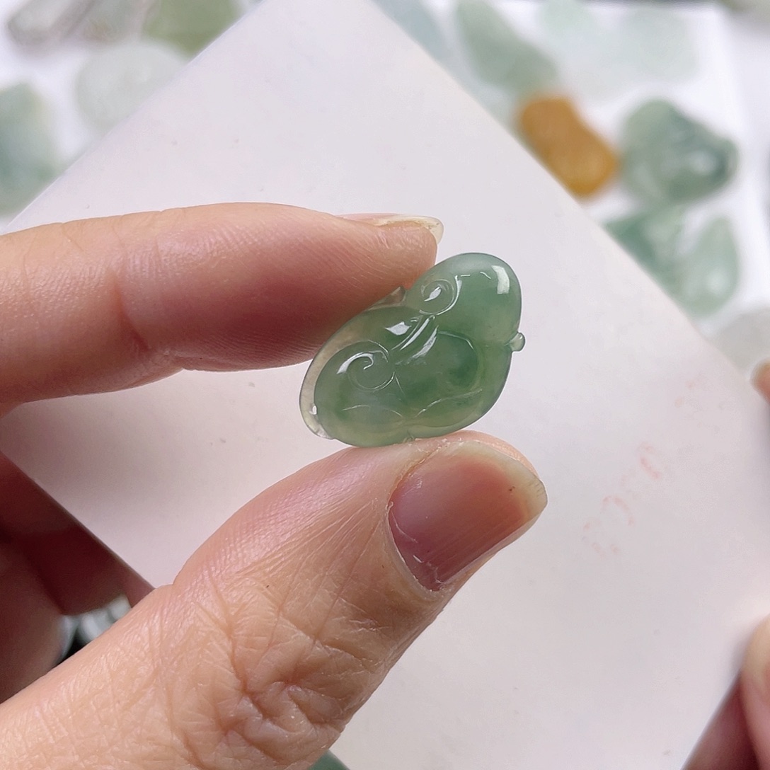 翡翠颈饰未镶嵌如意