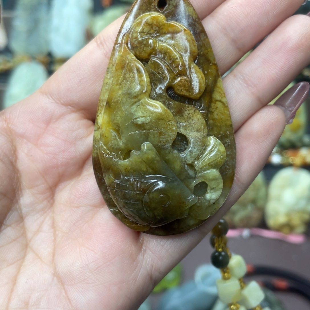 蛇纹石玉颈饰未镶嵌