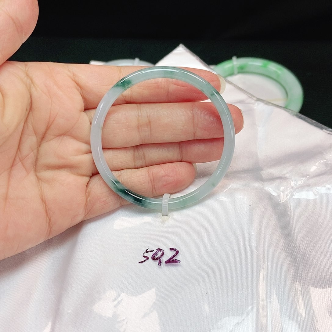 翡翠手镯未镶嵌叮当