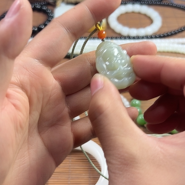 和田玉未镶嵌吊坠(赠链)