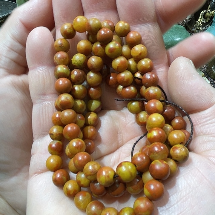 上***水玻璃颈饰品相好的