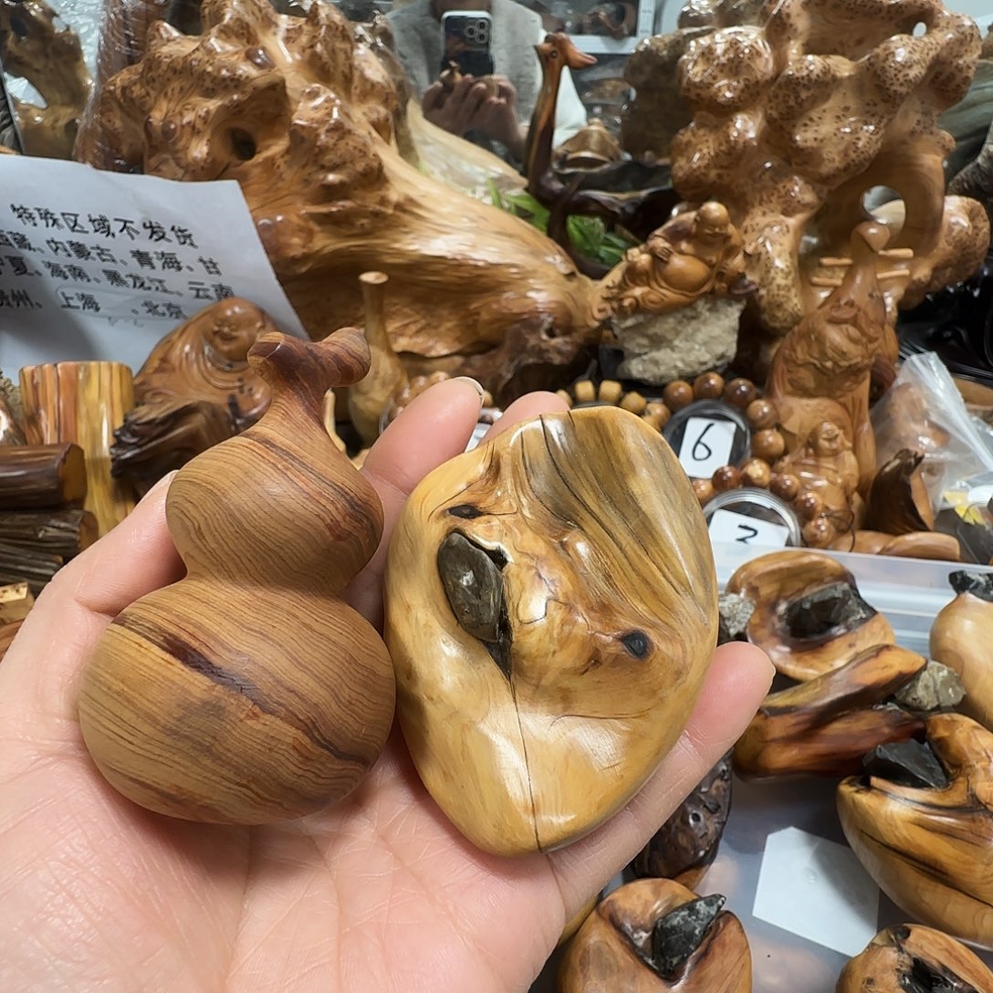 一***凡柏木（崖柏）太行崖柏陈化抱石手把件