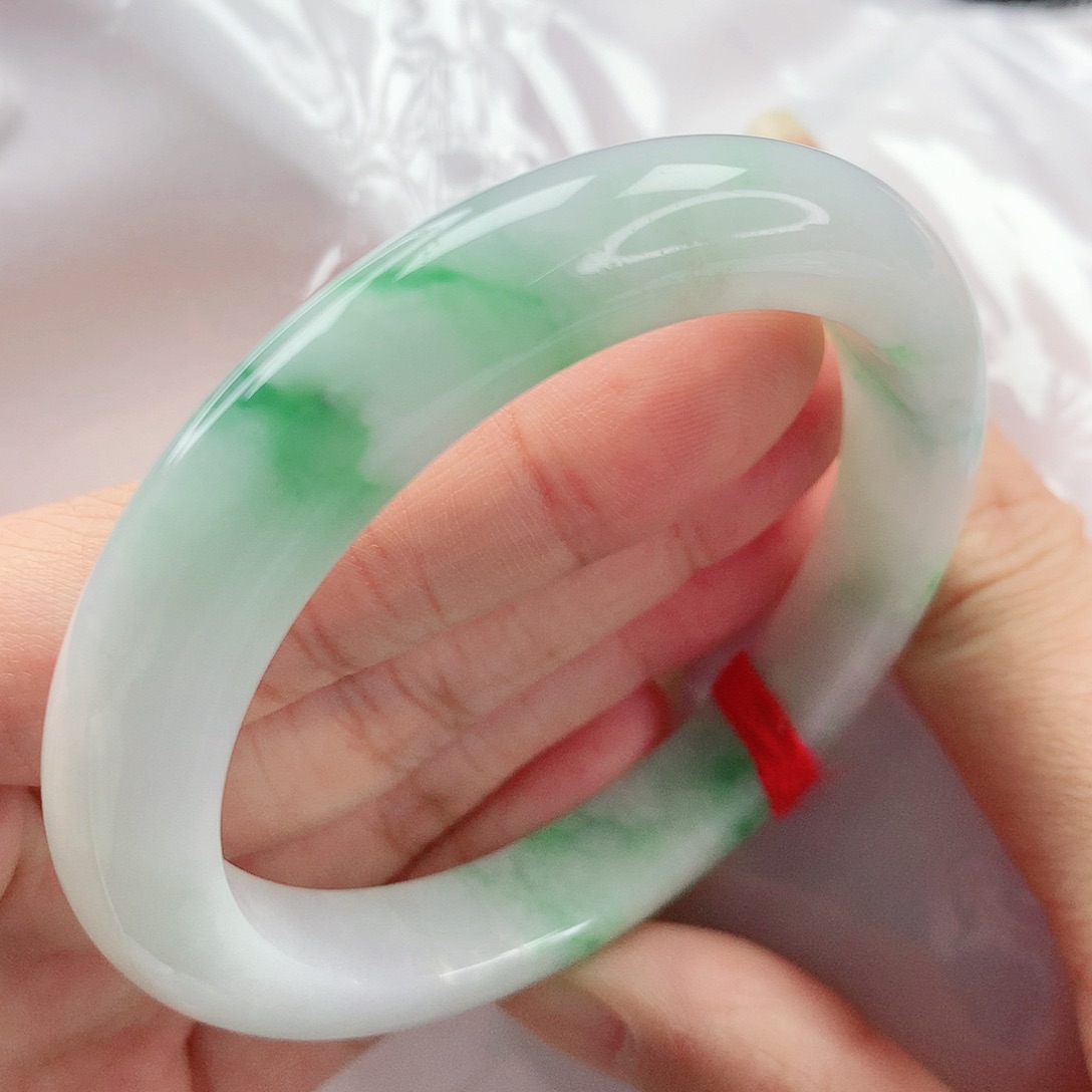 翡翠手镯未镶嵌，